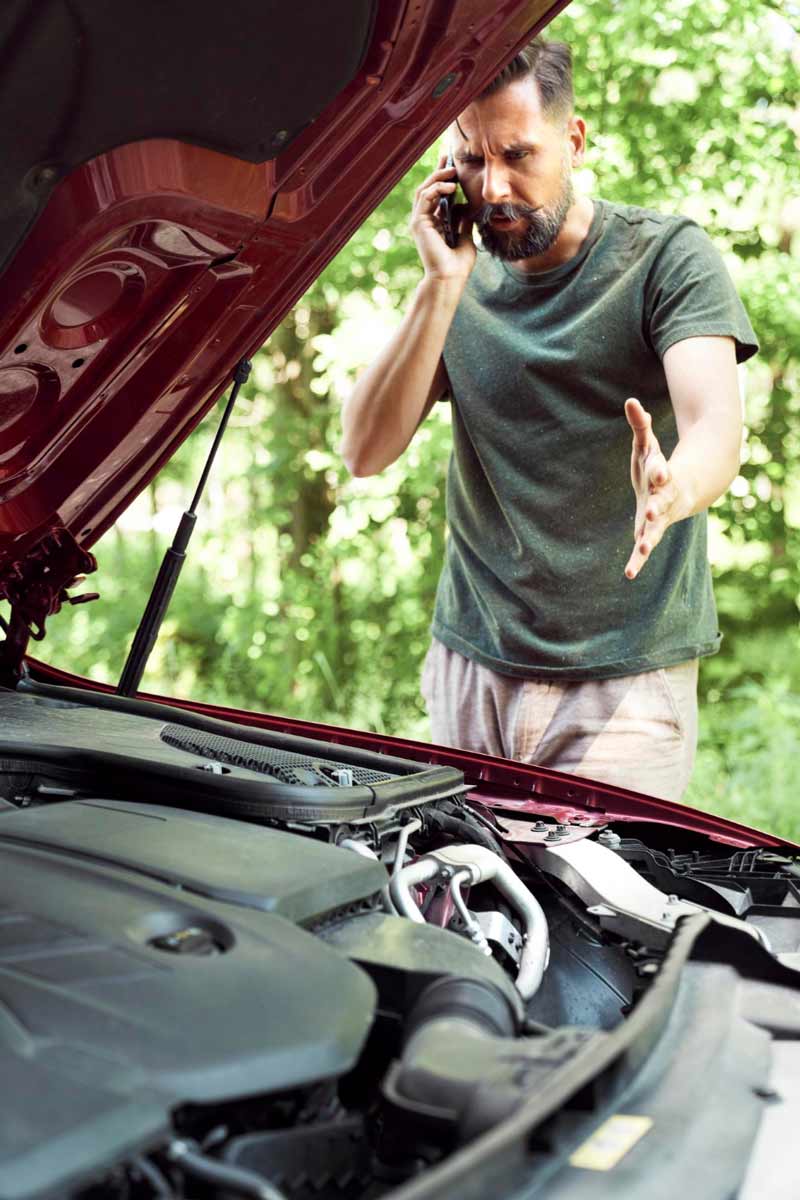 Junger Mann prüft Getriebeschaden bei Schrottauto Ankauf Hamm